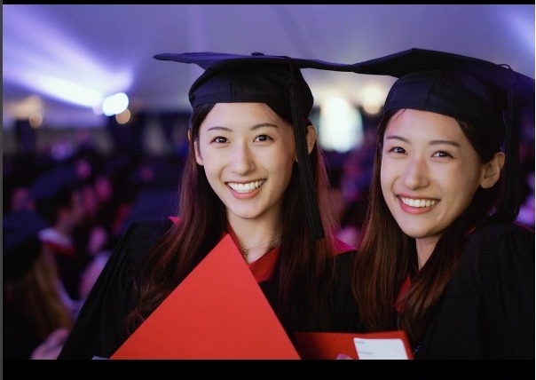  Nụ cười rạng rỡ của hai chị em trong ngày tốt nghiệp Thạc sĩ giáo dục tại ĐH Harvard (Mỹ) vào tháng 5 vừa qua. 