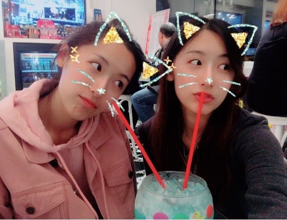  Biểu cảm dễ thương của 2 cô nàng 9X. 