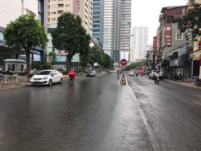 Cuối cùng thủ đô Hà Nội đã có mưa sau những tháng ngày chờ đợi - Ảnh 2.