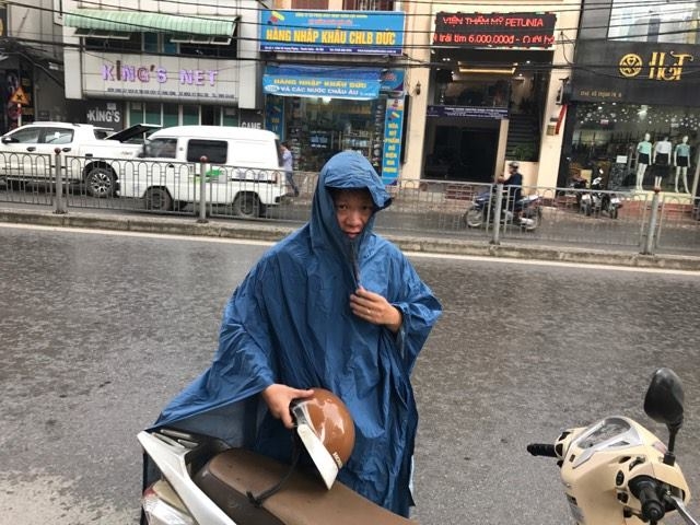 Cuối cùng thủ đô Hà Nội đã có mưa sau những tháng ngày chờ đợi - Ảnh 3.