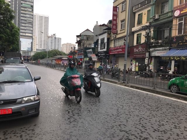 Cuối cùng thủ đô Hà Nội đã có mưa sau những tháng ngày chờ đợi - Ảnh 4.