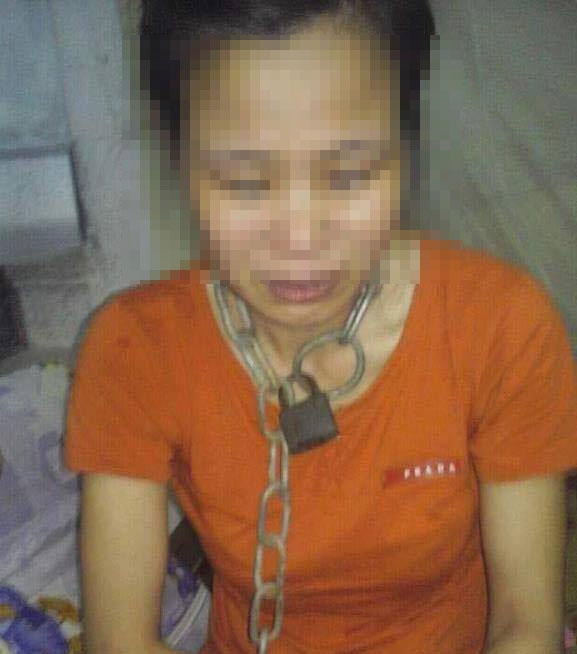 Hình ảnh chị T. bị xích khoá cổ lan truyền trên mạng xã hội gây phẫn nộ dư luận