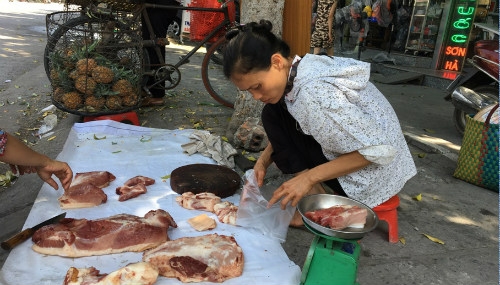 ha nam: ban thit lon gia re, hai nguoi phu nu bi duoi mang va doa danh - 1