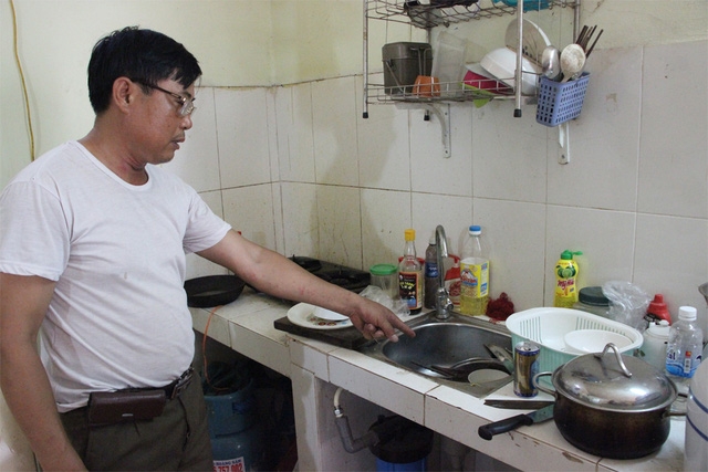 Bát đũa nhà ông Tịnh chất đống chưa rửa được vì không có nước.