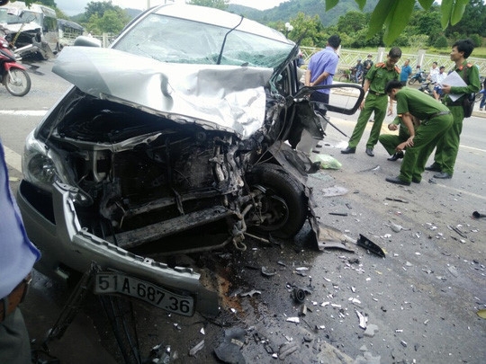 Loi ke nan nhan vu oto 7 cho lao vao xe khach Limousine hinh anh 2