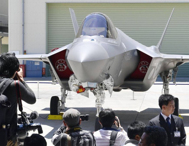  Máy bay chiến đấu F-35 “Made in Japan” đầu tiên (Ảnh: Kyodo) 