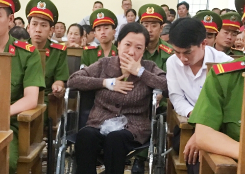 Trong phiên tòa hồi tháng 2, bà Ngợi đến tòa trên xe lăn nhưng có đơn xin vắng mặt lần này vì sức khỏe. Ảnh: Phúc Hưng.