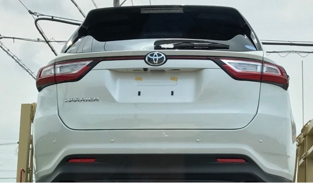 Toyota Harrier 2017 - Lexus RX phiên bản giá rẻ - lộ diện trên đường phố - Ảnh 1.