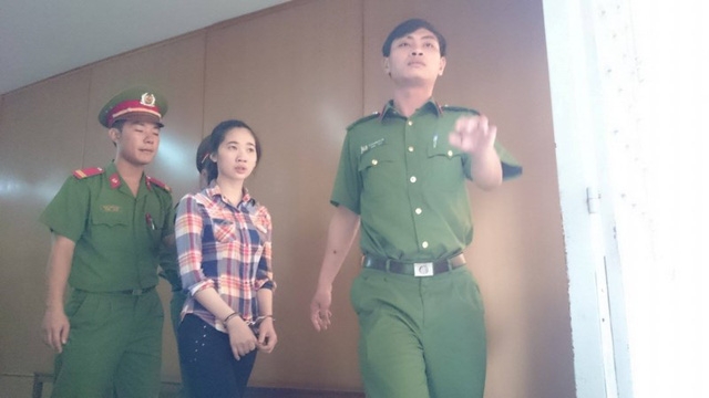 Phương được dẫn giải về trại giam sau phiên xử