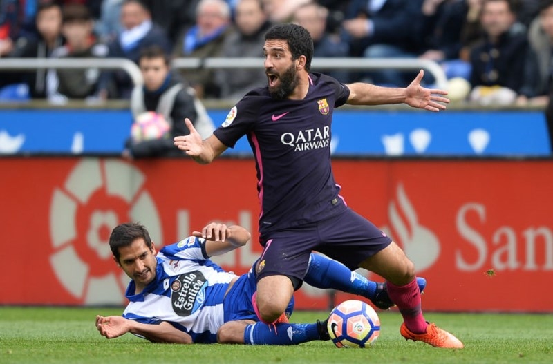 Đánh nhà báo trên máy bay, sao Barca bít cửa lên tuyển - ảnh 1