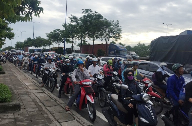  Do trục đường chính vào cảng kẹt cứng nên đã kéo theo đại lộ Mai Chí Thọ, xa lộ Hà Nội cũng bị ảnh hưởng trầm trọng... 