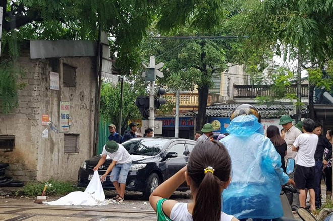 Nguoi phu nu bi tau hoa tong tu vong tai duong ngang dan sinh hinh anh 1