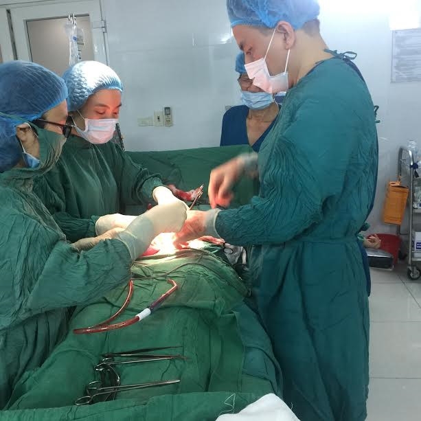 Nguoi phu nu phai cat toan bo tu cung vi khoi u xo nang 8 kg hinh anh 1