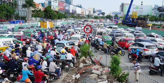 Việc gia tăng nhanh chóng lượng xe dưới 9 chỗ ngồi kinh doanh vận tải hành khách khiến giao thông thêm căng thẳng. Trong ảnh: kẹt xe ở sân bay Tân Sơn Nhất