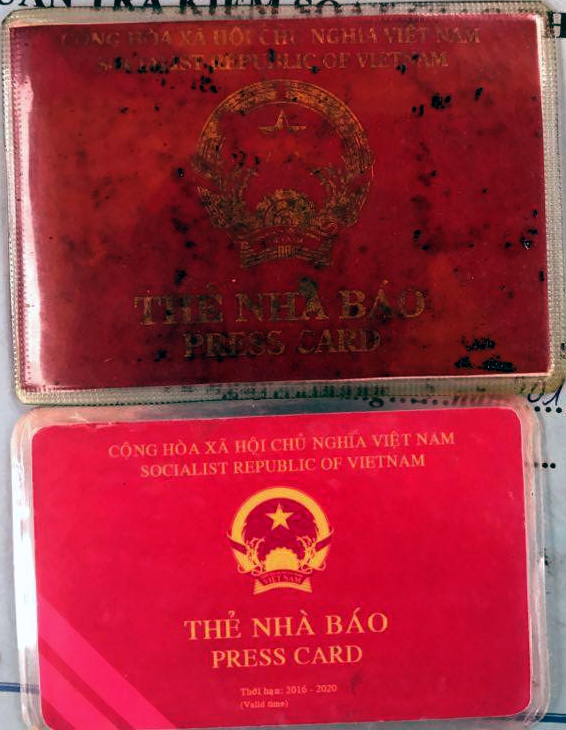 Hai chiếc Thẻ Nhà báo được làm giả một cách tinh vi.
