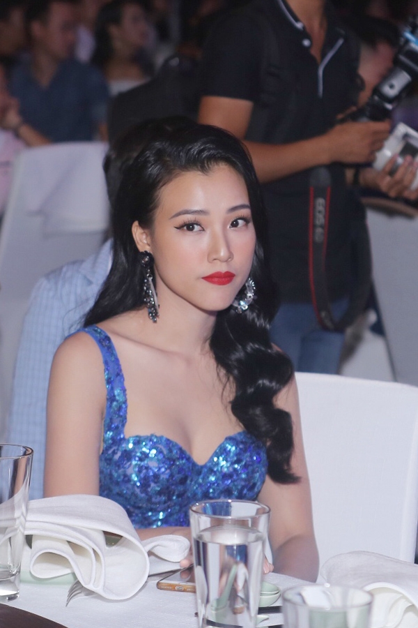 hoang-oanh-huynh-anh-ru-nhau-ngoi-chung-khi-cham-mat-o-su-kien-1