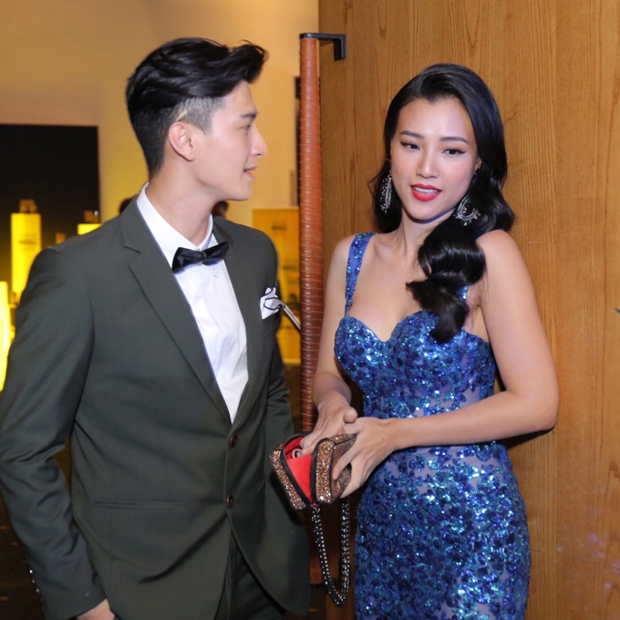 hoang-oanh-huynh-anh-ru-nhau-ngoi-chung-khi-cham-mat-o-su-kien-3