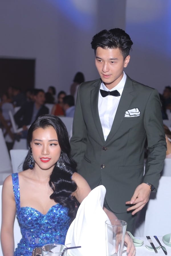 hoang-oanh-huynh-anh-ru-nhau-ngoi-chung-khi-cham-mat-o-su-kien-5