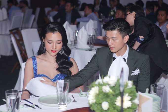 hoang-oanh-huynh-anh-ru-nhau-ngoi-chung-khi-cham-mat-o-su-kien-6