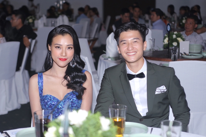 hoang-oanh-huynh-anh-ru-nhau-ngoi-chung-khi-cham-mat-o-su-kien-8