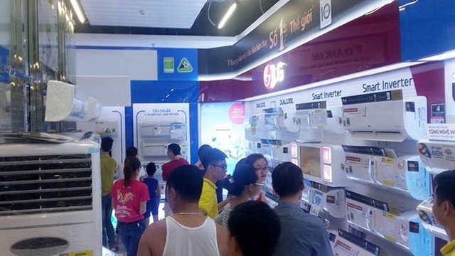Những ngày nắng nóng cao điểm, gian hàng điều hòa LG luôn rơi vào tình trạng quá tải người xem và mua