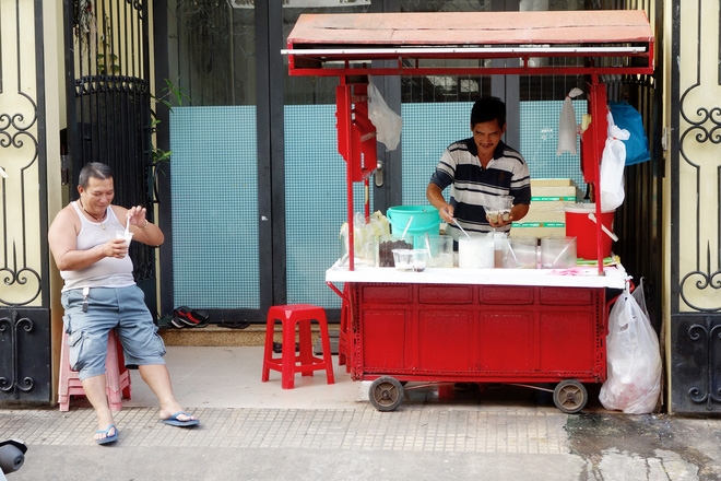 Sự thật sau tin đồn ông Tư chảnh nhất Sài Gòn bị thu xe chè vì lấn vỉa hè, rúm ró ngồi bán rong - Ảnh 1.
