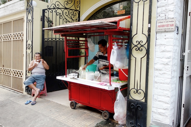 Sự thật sau tin đồn ông Tư chảnh nhất Sài Gòn bị thu xe chè vì lấn vỉa hè, rúm ró ngồi bán rong - Ảnh 2.