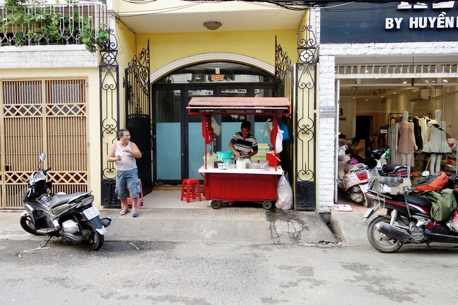 Sự thật sau tin đồn ông Tư chảnh nhất Sài Gòn bị thu xe chè vì lấn vỉa hè, rúm ró ngồi bán rong - Ảnh 6.