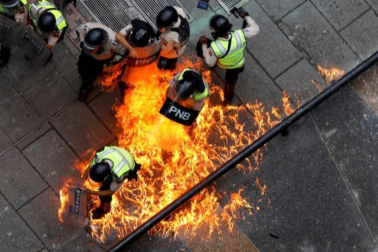 Venezuela: Thủ đô hỗn loạn, thêm người thiệt mạng - Ảnh 1.