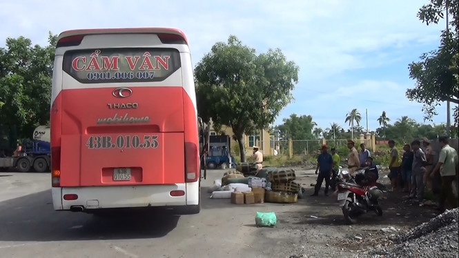 Xe khách bị phát hiện chở ruốc chà bông không rõ nguồn gốc /// Ảnh: N.T