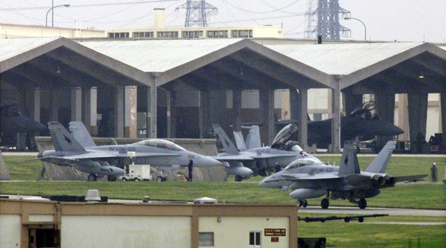 Các máy bay F/18 của Không quân Mỹ trên đảo Okinawa của Nhật Bản (Ảnh: Reuters)