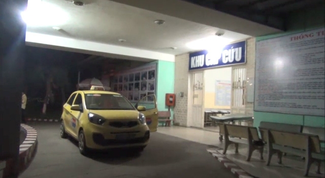 Tài xế xe taxi sau khi bị cướp đâm trọng thương đã cố gắng tự chạy về bệnh viện cấp cứu.