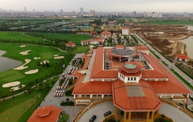  Him Lam Palace được quảng cáo là nhà hàng tiệc cưới 4 sao duy nhất nằm trong sân golf, có sức chứa 2.000 người và có cả bãi đáp trực thăng riêng. 
