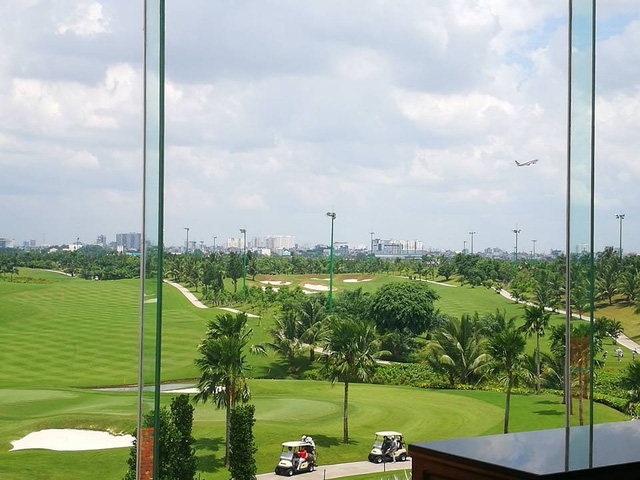 Sân golf Tân Sơn Nhất không chỉ hoành tráng, thiết kế đẹp mà có khung cảnh “độc” và lạ. Đó là cảnh máy bay liên tục cất cánh và hạ cánh. Các sân B, C và D nằm gần đường băng nên nghe rất rõ tiếng động cơ máy bay gầm rú khi cất cánh.(Ảnh: Nguyễn Quang)