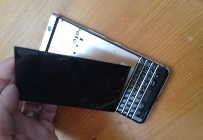 Nghi van man hinh cua BlackBerry KeyOne de bi bung nap hinh anh 1