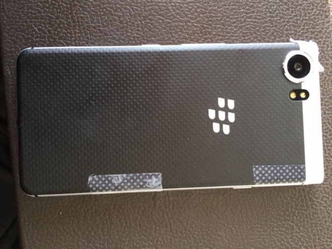 Nghi van man hinh cua BlackBerry KeyOne de bi bung nap hinh anh 2