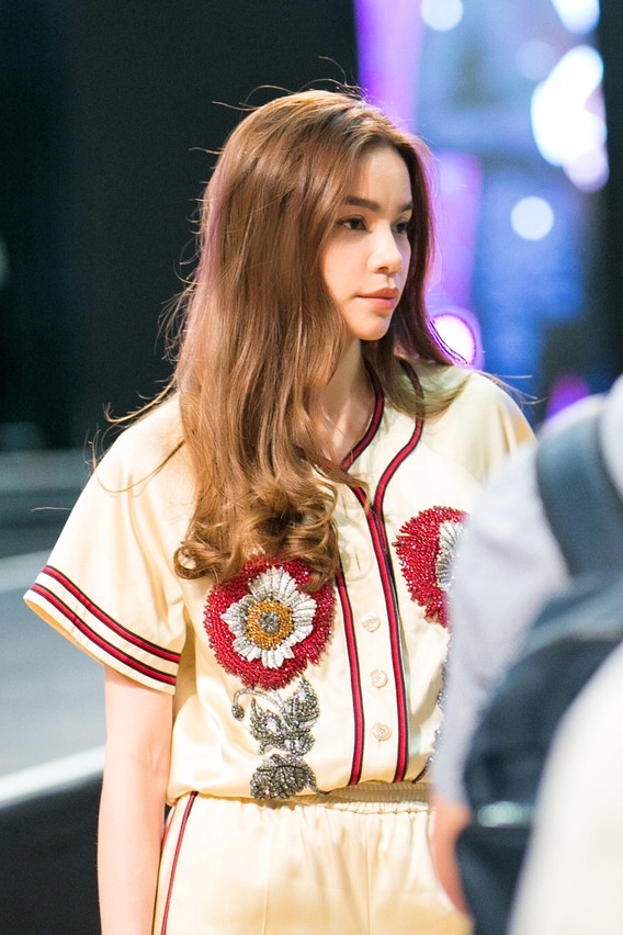 Ngọc Trinh mặc nội y catwalk trên sàn tập 'Đêm hội chân dài'