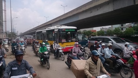 Xe ba bánh lật đè chết người đàn ông giữa phố Hà Nội ảnh 2