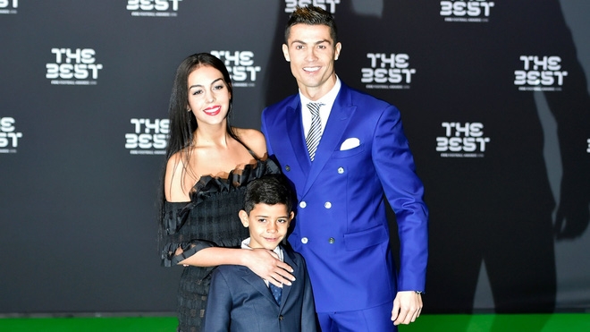 Cặp song sinh nhà Ronaldo đã chào đời nhờ đẻ mướn - Ảnh 1.