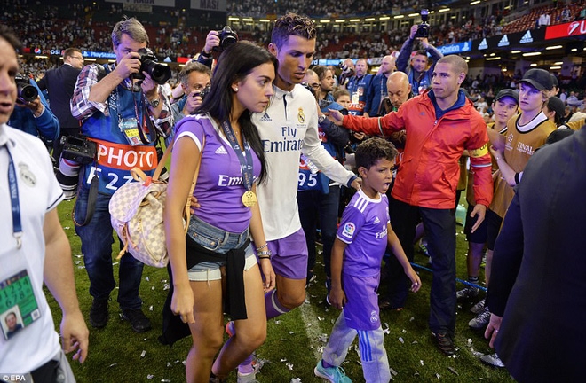 Cặp song sinh nhà Ronaldo đã chào đời nhờ đẻ mướn - Ảnh 2.