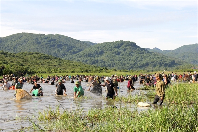 Hang ngan nguoi doi nang di bat ca cau may trong le hoi Dong Hoa