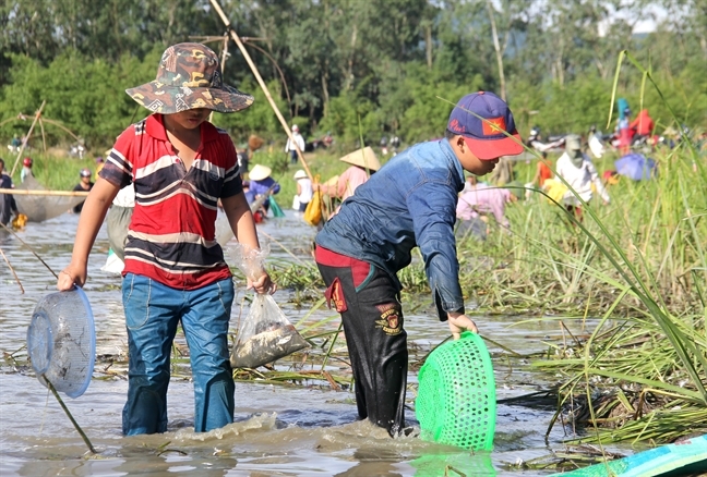 Hang ngan nguoi doi nang di bat ca cau may trong le hoi Dong Hoa