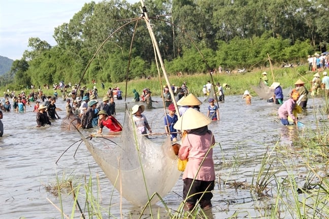 Hang ngan nguoi doi nang di bat ca cau may trong le hoi Dong Hoa