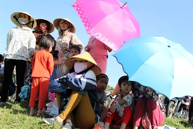 Hang ngan nguoi doi nang di bat ca cau may trong le hoi Dong Hoa