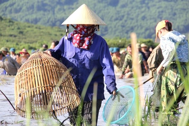 Hang ngan nguoi doi nang di bat ca cau may trong le hoi Dong Hoa