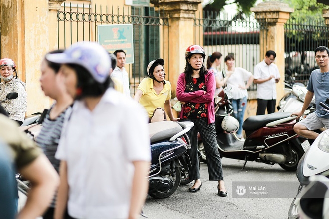 Nếu ai muốn hiểu lòng cha mẹ, hãy cứ đến cổng trường những ngày thi - Ảnh 1.