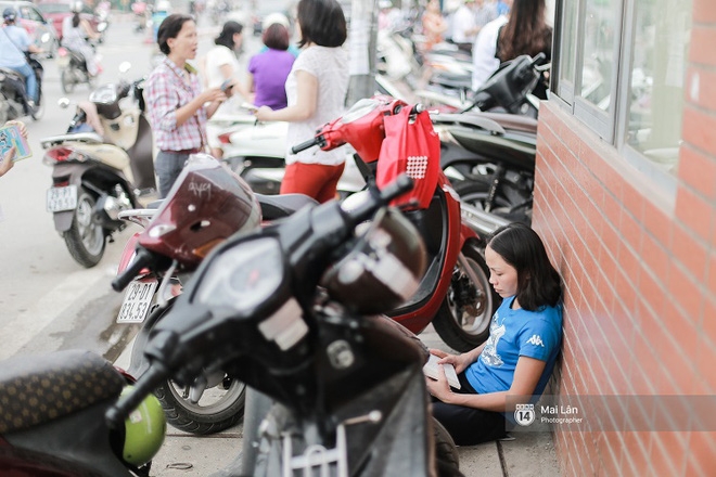 Nếu ai muốn hiểu lòng cha mẹ, hãy cứ đến cổng trường những ngày thi - Ảnh 1.