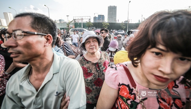 Nếu ai muốn hiểu lòng cha mẹ, hãy cứ đến cổng trường những ngày thi - Ảnh 1.