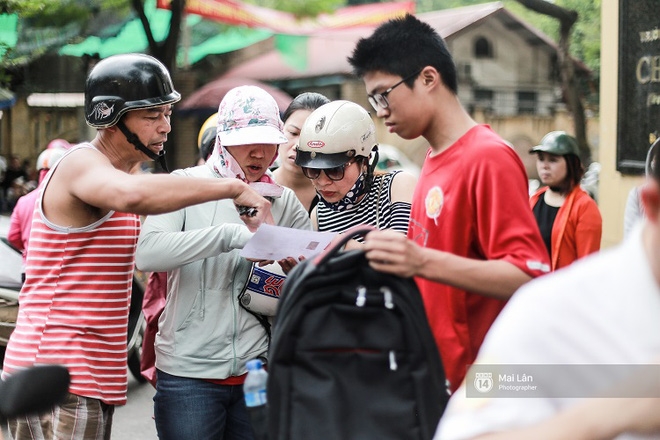Nếu ai muốn hiểu lòng cha mẹ, hãy cứ đến cổng trường những ngày thi - Ảnh 2.