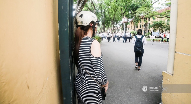 Nếu ai muốn hiểu lòng cha mẹ, hãy cứ đến cổng trường những ngày thi - Ảnh 2.